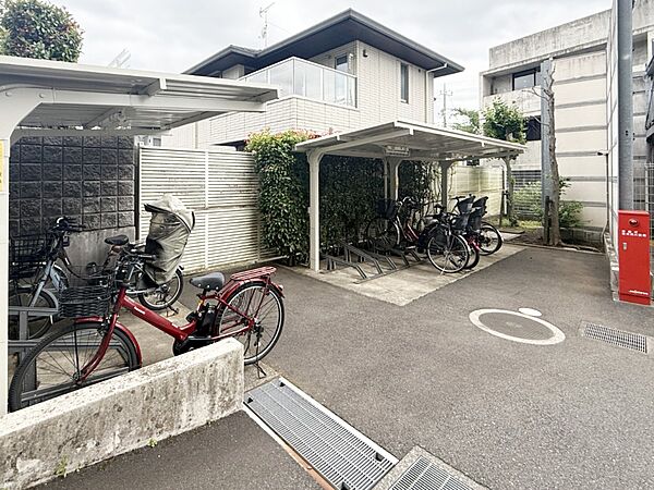 ■敷地内に駐輪場を完備しており、自転車の利用もスムーズです