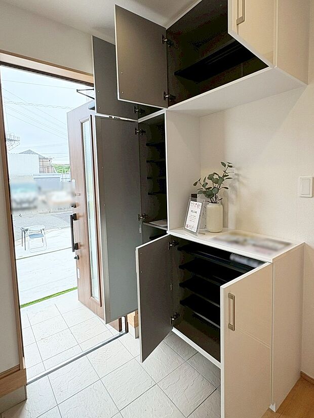 2号棟  ■ ここから始まる一日、すっきり整った玄関※家具・調度品はイメージです。