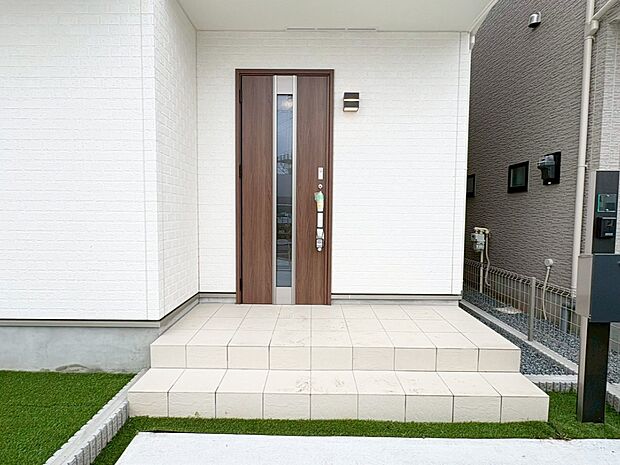 2号棟 ■ シンプルで美しく、住まいの第一印象を彩る玄関です