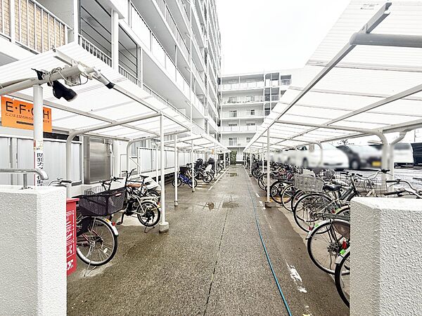 ■敷地内に駐輪場を完備しており、自転車の利用もスムーズです