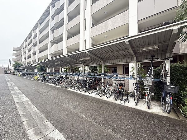 ■敷地内に駐輪場を完備しており、自転車の利用もスムーズです