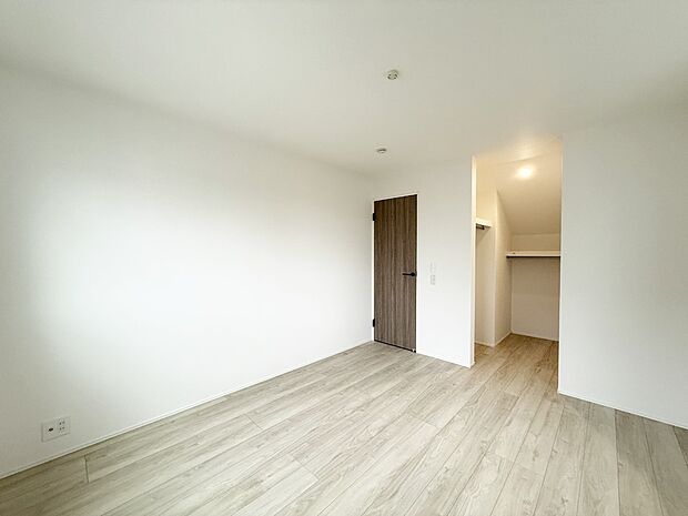 1号棟 ■落ち着いた色合いのお部屋で穏やかな時間を楽しめます