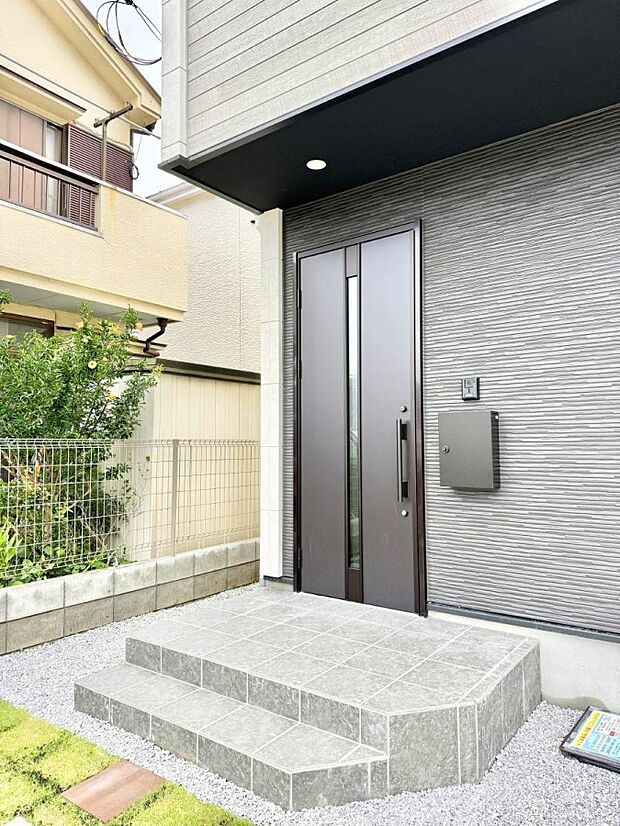 2号棟 ■ シンプルで美しく、住まいの第一印象を彩る玄関です
