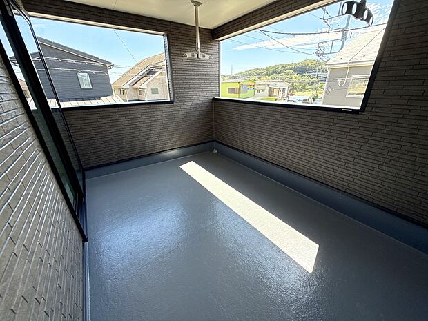 1号棟 ■ 心地よい風と光を感じる、くつろぎのバルコニー