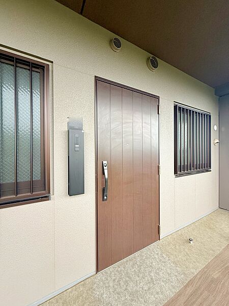 ■ シンプルで美しく、住まいの第一印象を彩る玄関です
