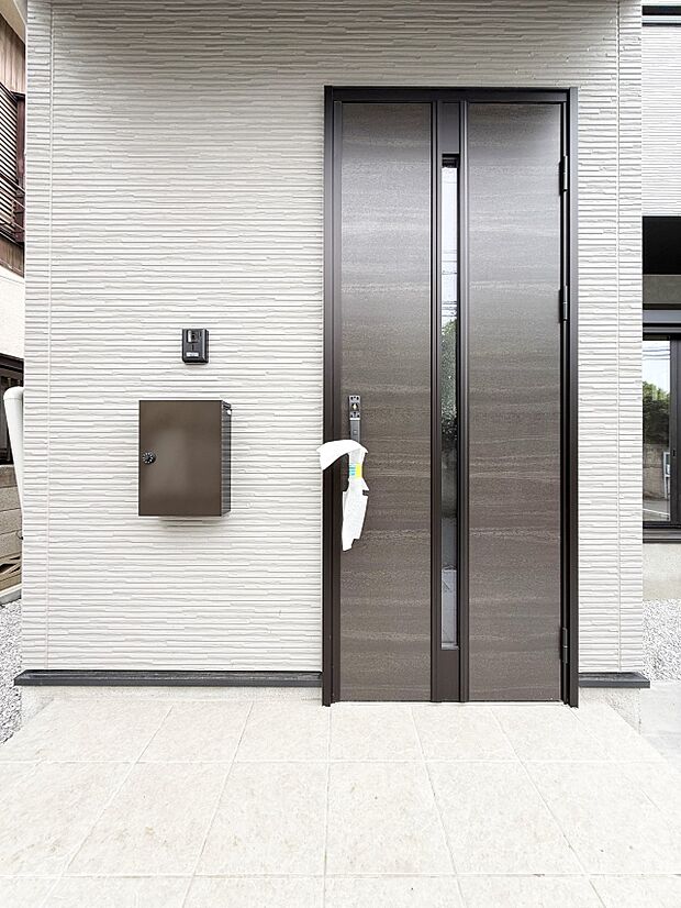 1号棟 ■ シンプルで美しく、住まいの第一印象を彩る玄関です