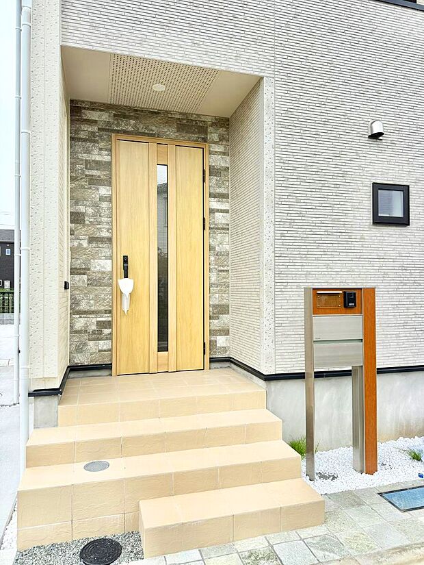 2号棟 ■ シンプルで美しく、住まいの第一印象を彩る玄関です