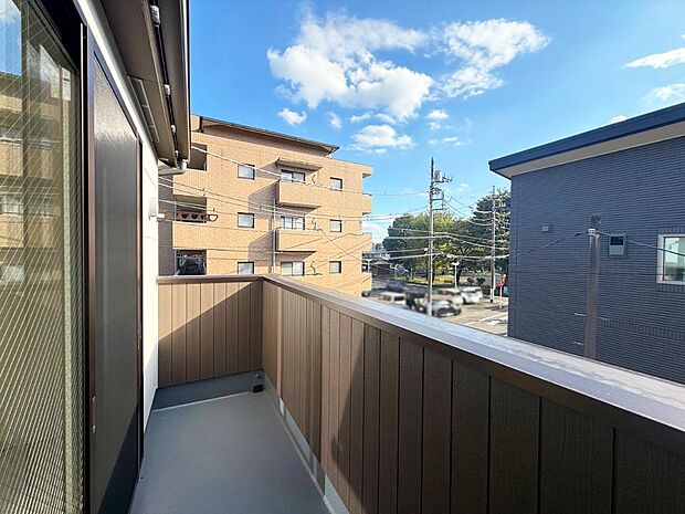 2号棟 ■ 心地よい風と光を感じる、くつろぎのバルコニー