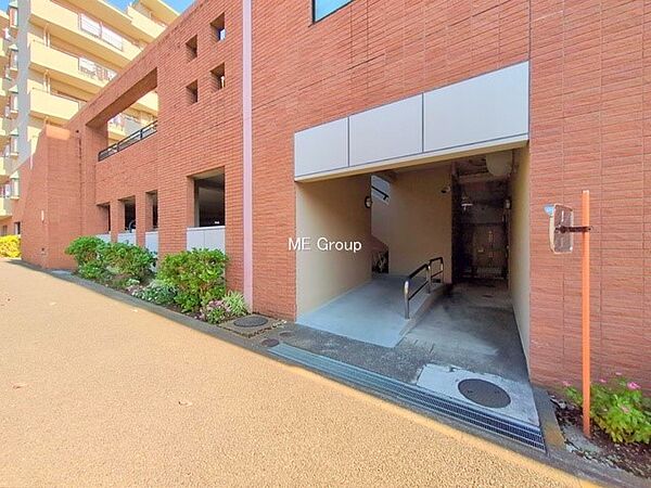 ■敷地内に駐輪場を完備しており、自転車の利用もスムーズです