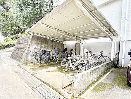 ■敷地内に駐輪場を完備しており、自転車の利用もスムーズです