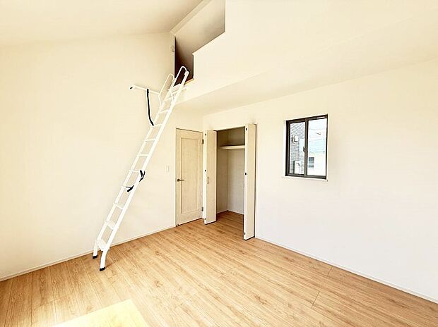A号棟 ■シンプルな空間で、収納付きベッドやデスクなど、多機能な家具を活用しやすいです