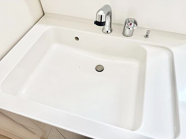 ■細かい部分まで洗いやすく便利なハンドシャワー付き