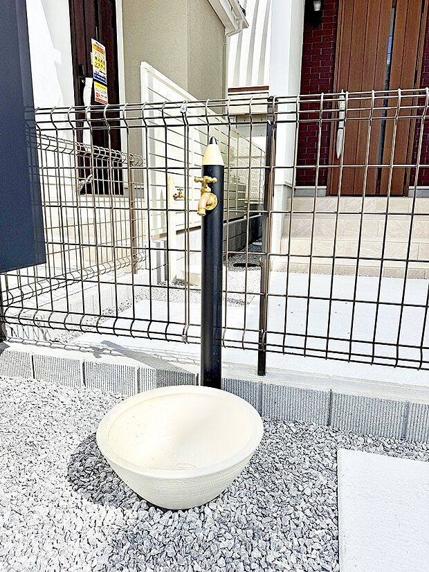 2号棟 ■外水栓付きで庭作業や洗車に便利です