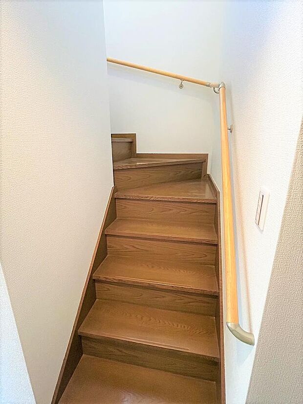 【リフォーム済】階段　手すりの設置を行いました。手すりがあると小さいお子様やご年配の方でも安心して上り下りできますね。