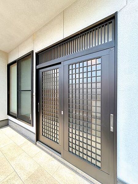 【リフォーム済】玄関写真です。開閉しやすい引き戸がうれしいですね。