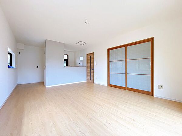 【リフォーム中】リビングの別角度写真です。リフォームで対面キッチンに変更いたします。