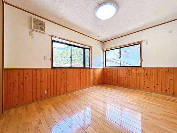 【リフォーム済】2階北側約6帖の洋室です。こちらも2面採光のお部屋です。