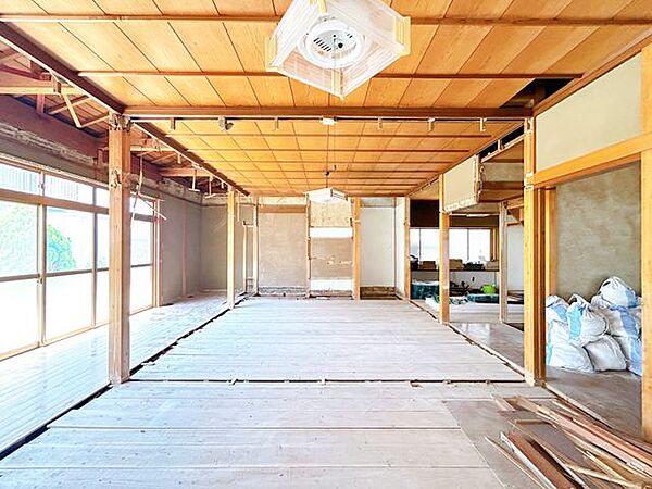 価格には消費税、リフォーム費用を含みます。リフォーム中でもご案内可能。内覧希望の方はお電話ください。【リフォーム中8/23撮影】LDKの様子です。続き間を24.25帖のLDKへ間取り変更を行います。
