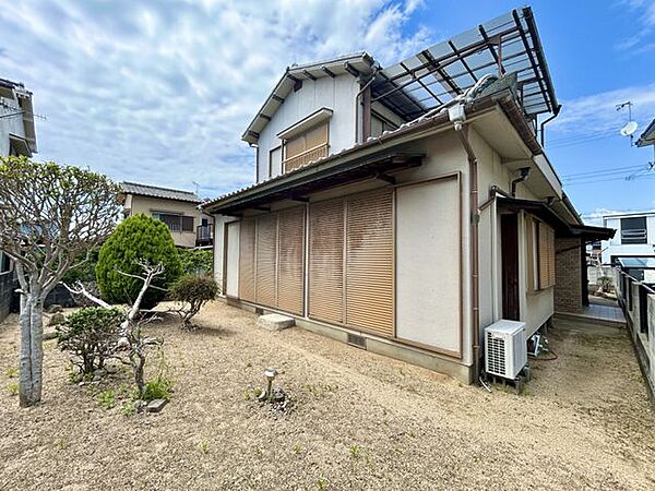 【リフォーム中8/23撮影】外観別角度からの写真です。庭木を伐採いたします。