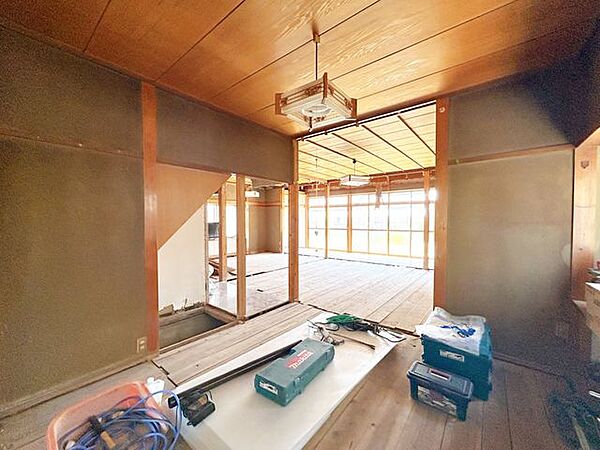 【リフォーム中8/23撮影】LDKの別角度からの写真です。間取り変更、クロス仕上げ、フローリング仕上げ、照明新設等を行う予定です。