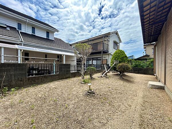 【リフォーム中8/23撮影】お庭の様子です。広々空間でガーデニングなどもお楽しみいただけますね。
