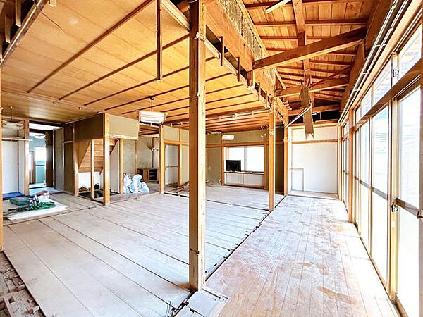 【リフォーム中8/23撮影】LDKの別角度からの写真です。南向きなので明るい空間です。間取り変更、クロス仕上げ、フローリング仕上げ、照明新設等を行う予定です。