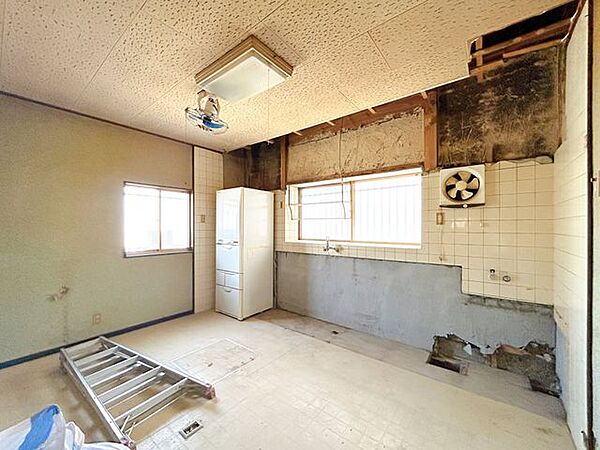 【リフォーム中8/23撮影】1階6帖洋室の写真です。クロス張替、フローリング張替、建具交換、照明新設等を行う予定です。