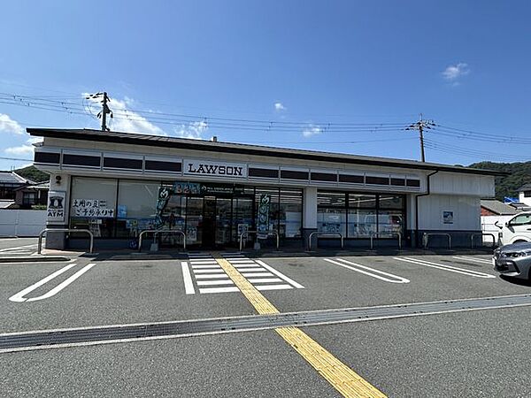 ローソンたつの日山店まで約850ｍ（徒歩約11分）です。 740m