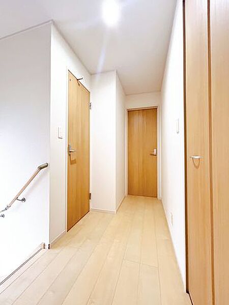 【現況販売】2階廊下の写真です。トイレや各居室へつながる扉があります。