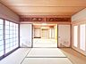 和室：【現況販売】1階6帖和室です。続き間になっており、襖を開ければ広々とした空間としてもお使いいただけます。