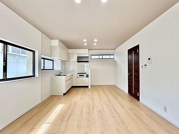 価格には消費税、リフォーム費用を含みます。自社物件につき随時ご案内可能。内覧希望の方はお電話ください。【リフォーム済】天井アクセントクロス、ダウンライト新設工事を追加で行いました！