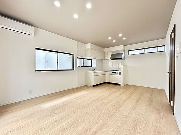 【リフォーム済】リビング別角度からの写真です。天井のアクセントクロスが可愛いですね。