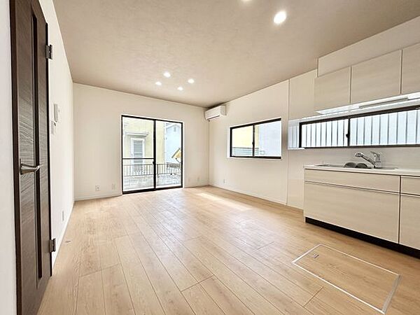 【リフォーム済】LDKにエアコン新設致しました！リビング別角度の写真です。床はフローリング上張り、クロス張替、建具交換、照明は新品交換致しました。