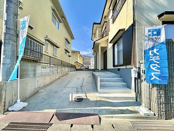 【リフォーム済】縦列2台駐車可能です。駐車がしやすいように隅切りを作りました。
