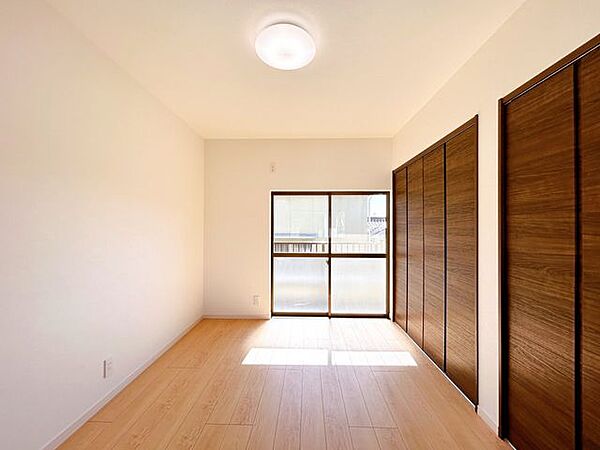 【リフォーム済】2階西側6帖洋室の写真です。和室から洋室へと変更し、床はフローリング仕上げ、壁・天井はクロス仕上げ、照明器具は新品交換致しました。バルコニーに面しており、午後からの日差しが心地よく差…