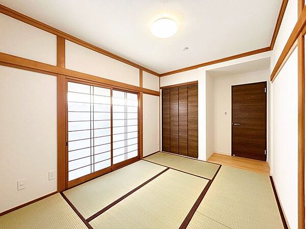 【リフォーム済】1階6畳和室の様子です。天井・壁クロス仕上げ、畳表替え、襖貼替、を行いました。来客用やご家族のくつろぎスペースとして、幅広く活用できます。
