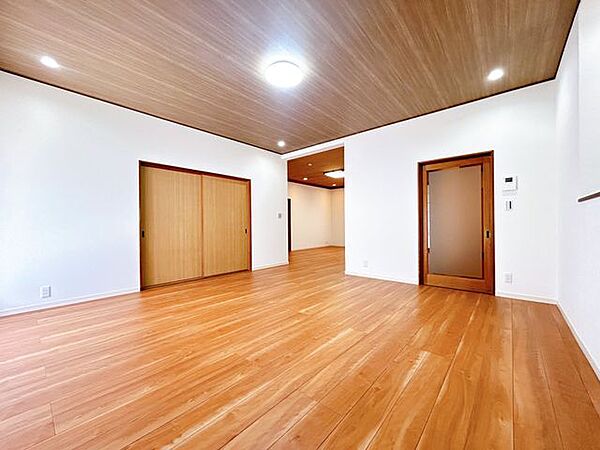 【リフォーム済】リビングの別角度写真です。玄関につながる廊下と、和室に隣接しています。