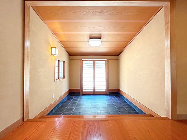 【リフォーム済】玄関内部の写真です。リフォームで、照明交換等を行いました。広々とした玄関は、光が入り明るい空間です。