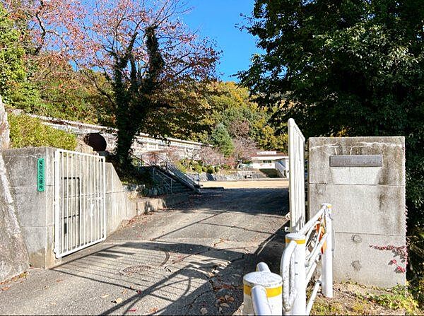 相生市立相生小学校 【周辺環境】相生小学校まで約500m（徒歩約7分）です。徒歩で10分以内に小学校がございます。毎日の登校も安心ですね。 740m