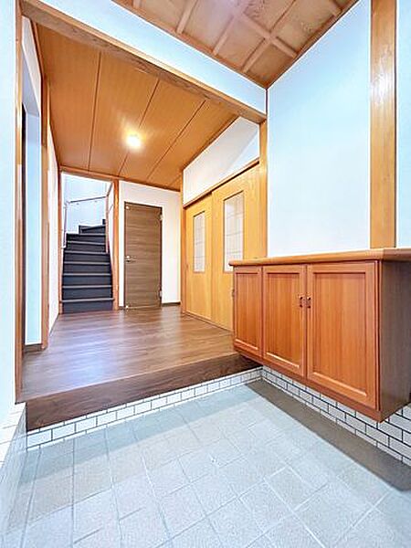 【リフォーム済】玄関内部の様子です。クロス張替、照明交換等を行いました。和と洋どちらも感じていただける雰囲気に仕上げました。