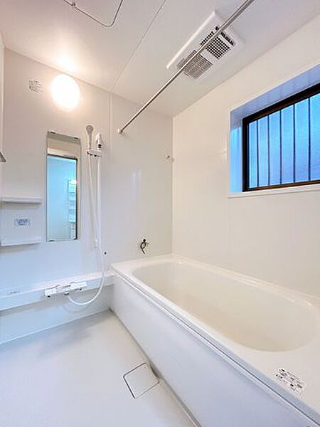 【リフォーム済】浴室はハウステック製の新品のユニットバスに交換しました。浴槽には滑り止めの凹凸があり、床は濡れた状態でも滑りにくい加工がされている安心設計です。