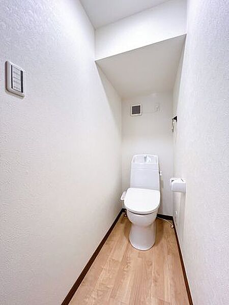 【リフォーム済】トイレはジャニス製の温水洗浄機能付きに新品交換しました。表面は凹凸がないため汚れが付きにくく、継ぎ目のない形状でお手入れが簡単です。節水機能付きなのでお財布にも優しいですね。