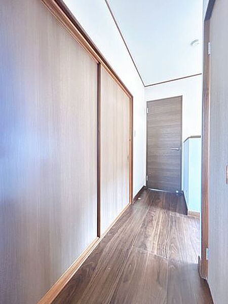 【リフォーム済】2階廊下の写真です。物入がございます。掃除道具やシーズンオフのものの収納に重宝しそうですね。