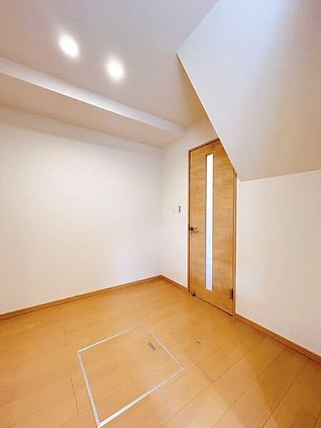【リフォーム済】キッチン裏のパントリースペースの写真です。カップボードや買い置き商品の棚など自由に置いていただけます。