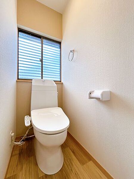 【リフォーム済】トイレはジャニス製の温水洗浄機能付きに新品交換しました。表面は凹凸がないため汚れが付きにくく、継ぎ目のない形状でお手入れが簡単です。節水機能付きなのでお財布にも優しいですね。