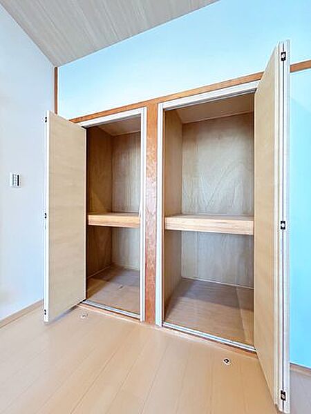 【リフォーム中】廊下収納の様子です。1.5間ございます。建具交換、クリーニング等を行いました。