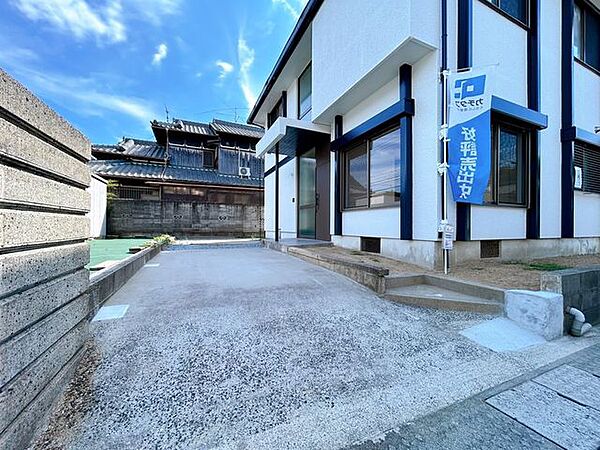 【リフォーム済】駐車場の様子です。カーポート撤去、敷地南側の整地を行い普通車2台駐車できるようリフォームを行いました。