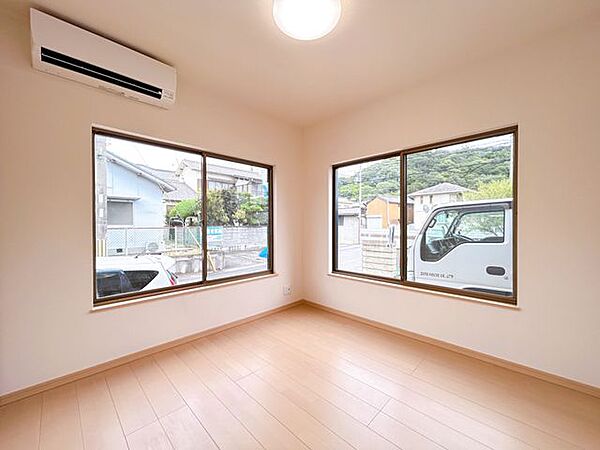 【リフォーム済】1階4.5帖洋室です。フローリング張、クロス仕上げ、照明器具交換、火災報知器新設等を行いました。