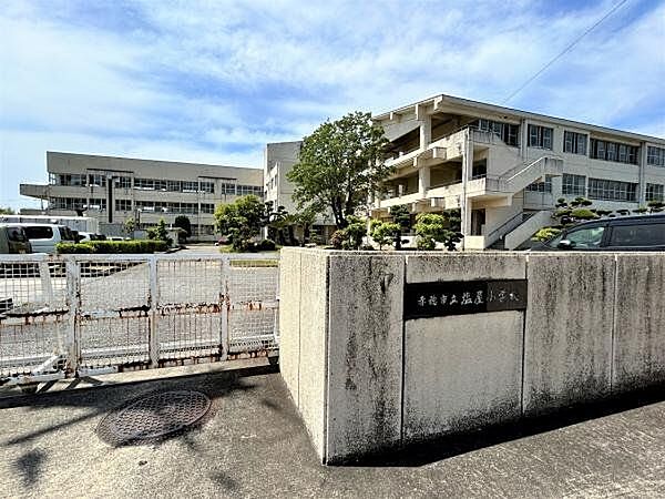 【周辺環境】赤穂市立塩屋小学校まで約1100ｍ（徒歩約14分）です。お友達と話をしながら登下校するのにちょうどいい距離ですね。 950m