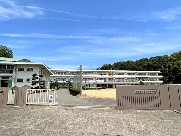 赤穂市立赤穂西中学校 【周辺環境】赤穂西中学校まで約700ｍ（徒歩約9分）です。比較的近い場所なので、忘れ物をしても安心ですね。 1010m